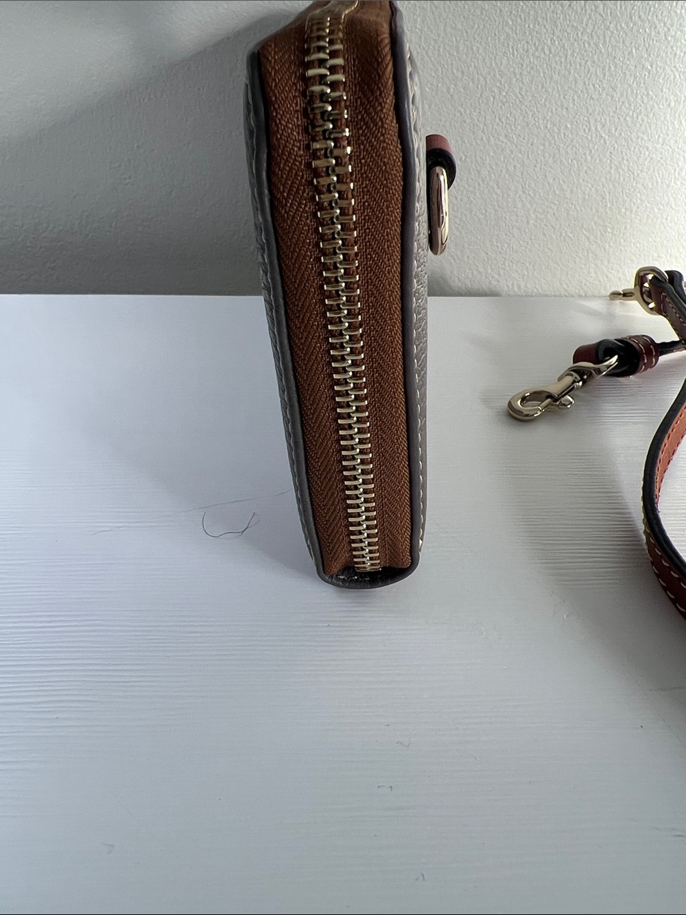 Dooney & Bourke Red Pebbled Leather Crossbody Wallet Style #R1792EL - Picture 6 of 7